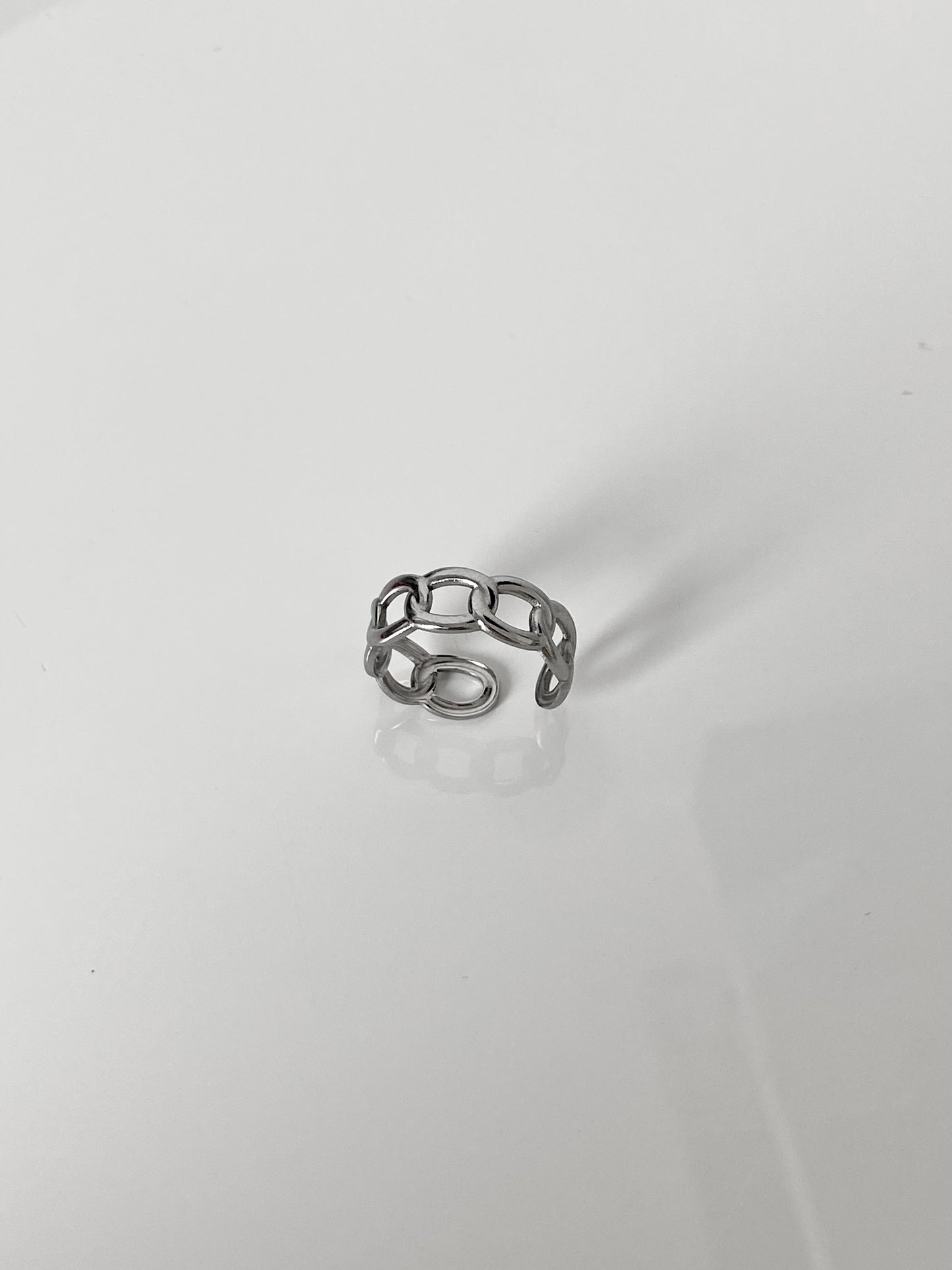 Anillo de acero inoxidable con cadena para hombre: diseño elegante y resistente. Ideal para complementar tu estilo y añadir un toque de sofisticación a tus atuendos