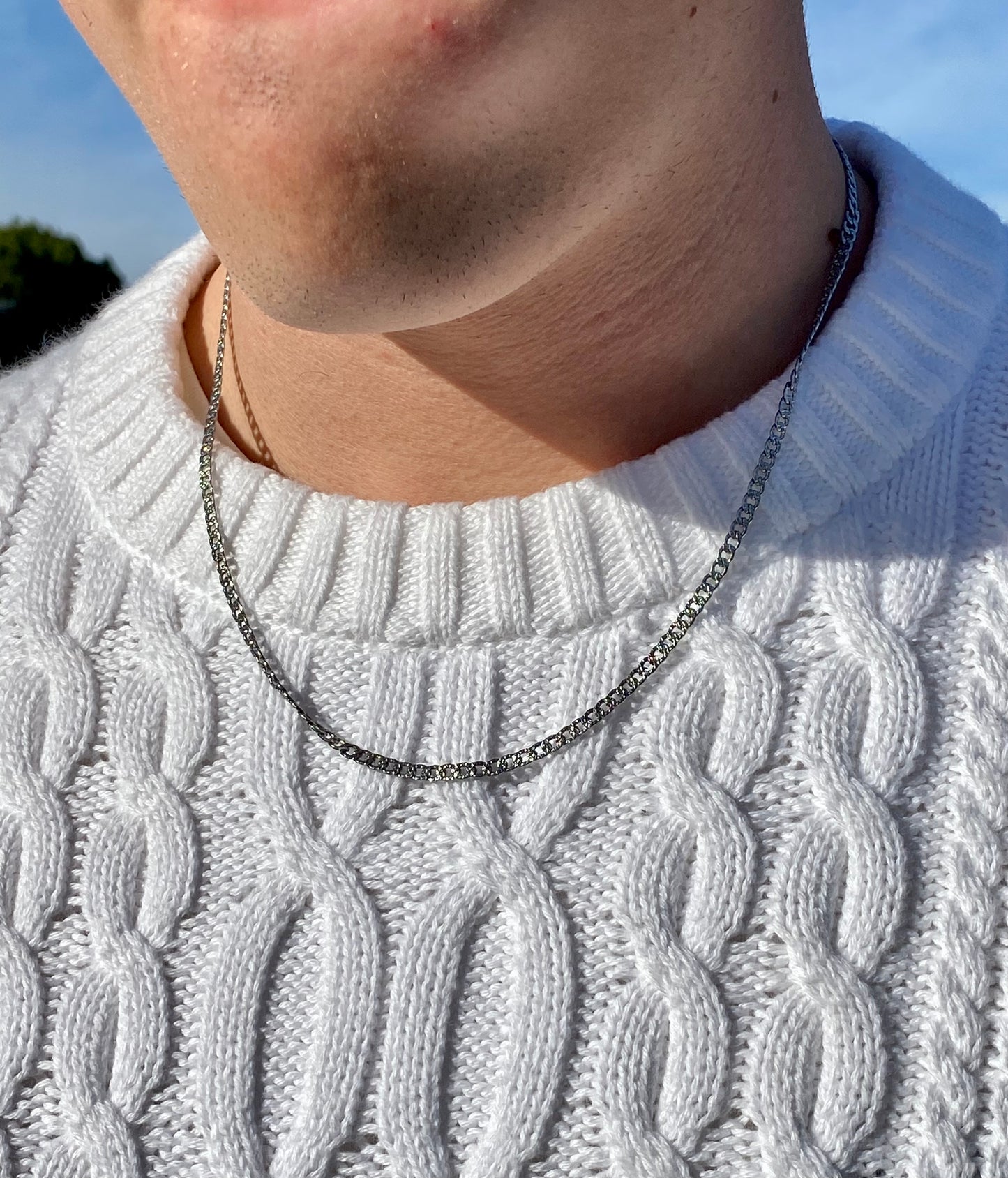 Este collar de acero inoxidable para hombre tiene un diseño minimalista y robusto. La cadena de acero inoxidable le confiere un aspecto resistente y moderno. La superficie pulida del collar refleja la luz, creando un efecto llamativo y masculino. Es una pieza versátil que puede complementar tanto atuendos casuales como formales